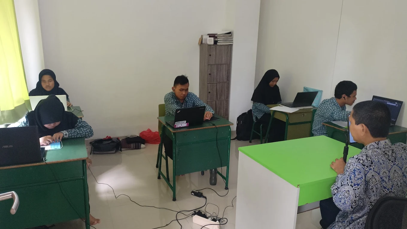 Sedang belajar di kelas