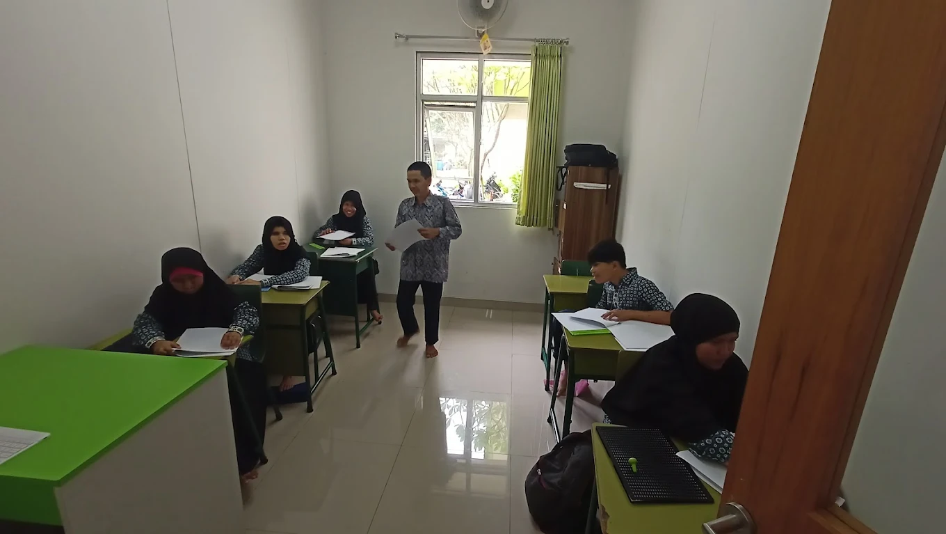 Sedang belajar di kelas