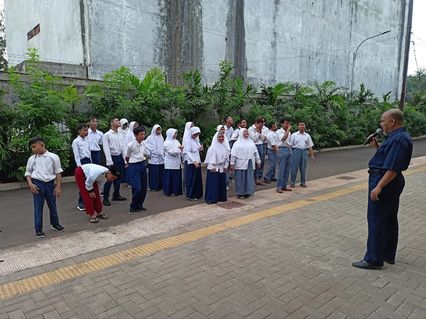 Upacara bendera hari senin