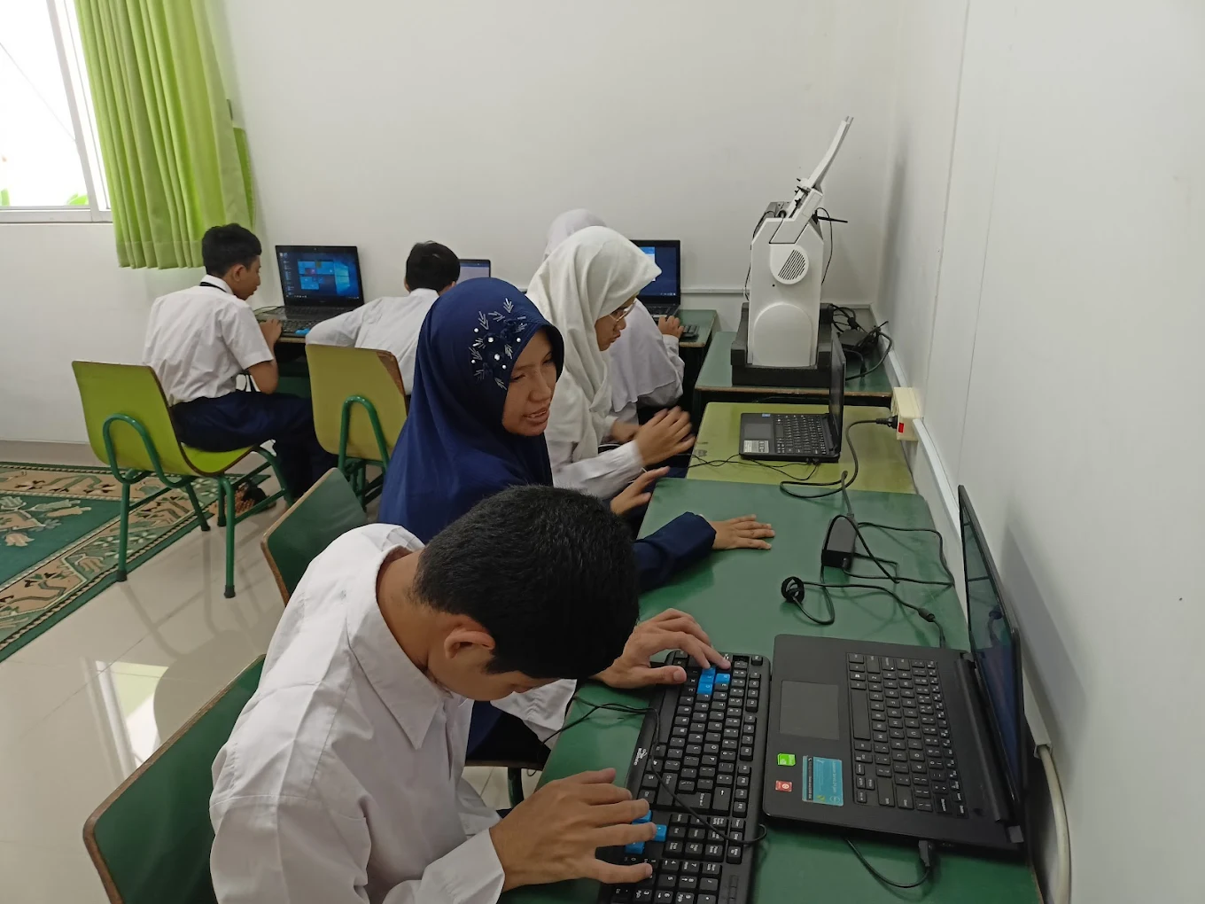 Sedang belajar komputer