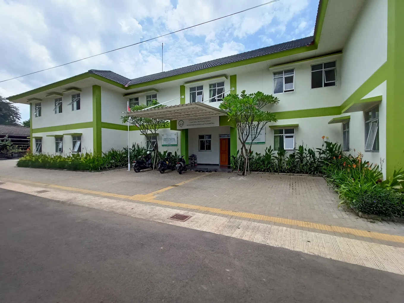 Gedung asrama dan sekolah