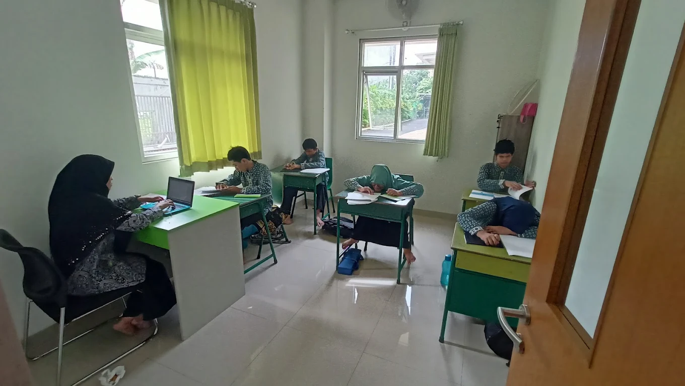Sedang belajar di kelas