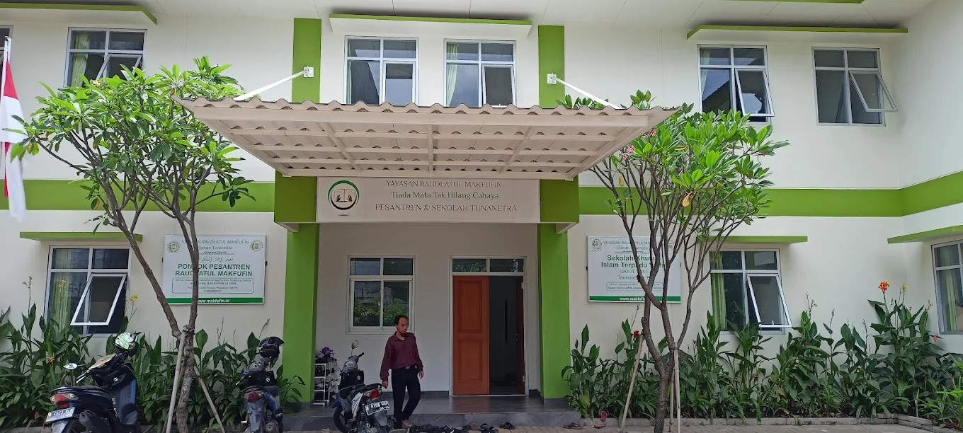 Gedung asrama dan sekolah